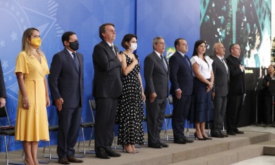 Presidente da República, Jair Bolsonaro com autoridades.