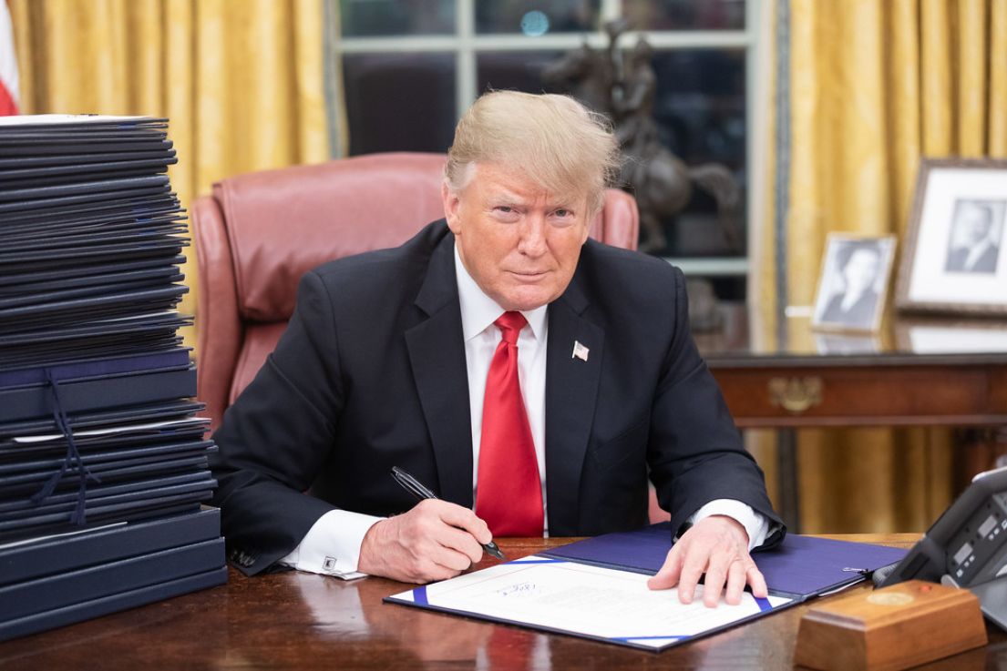 Trump sai em defesa de Bolsonaro e acusa Brasil de perseguição política