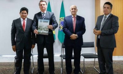 Presidente Jair Bolsonaro em reunião com os pastores Gilmar Santos e Arilton Moura