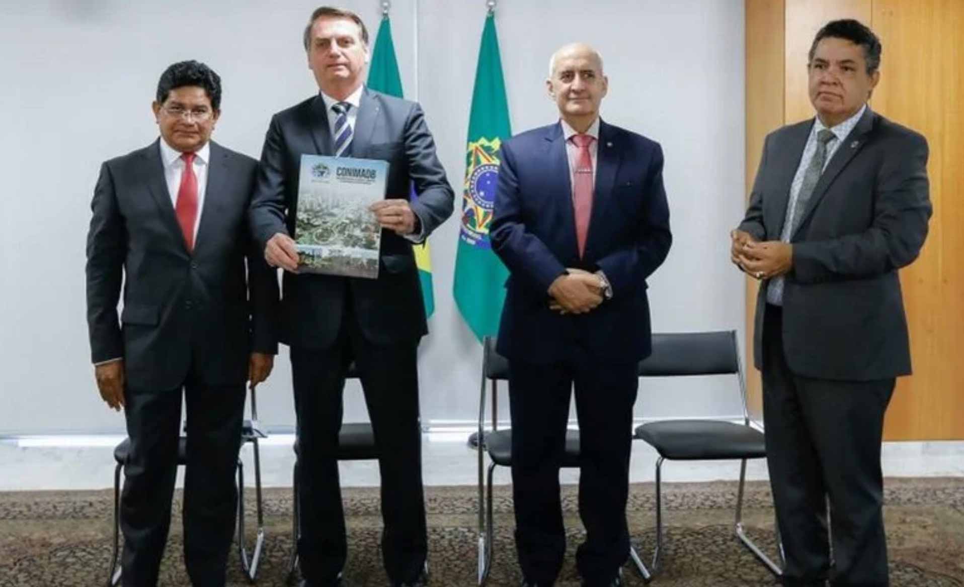 Presidente Jair Bolsonaro em reunião com os pastores Gilmar Santos e Arilton Moura