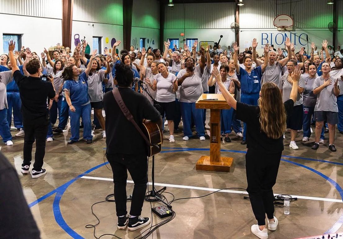 140 detentas são batizadas após cruzada evangelística em prisão dos EUA