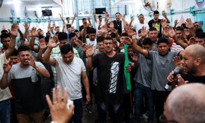 Presos oram dentro de cadeia evangélica da Unidade Penal de Pinero, província de Santa Fé, Argentina.