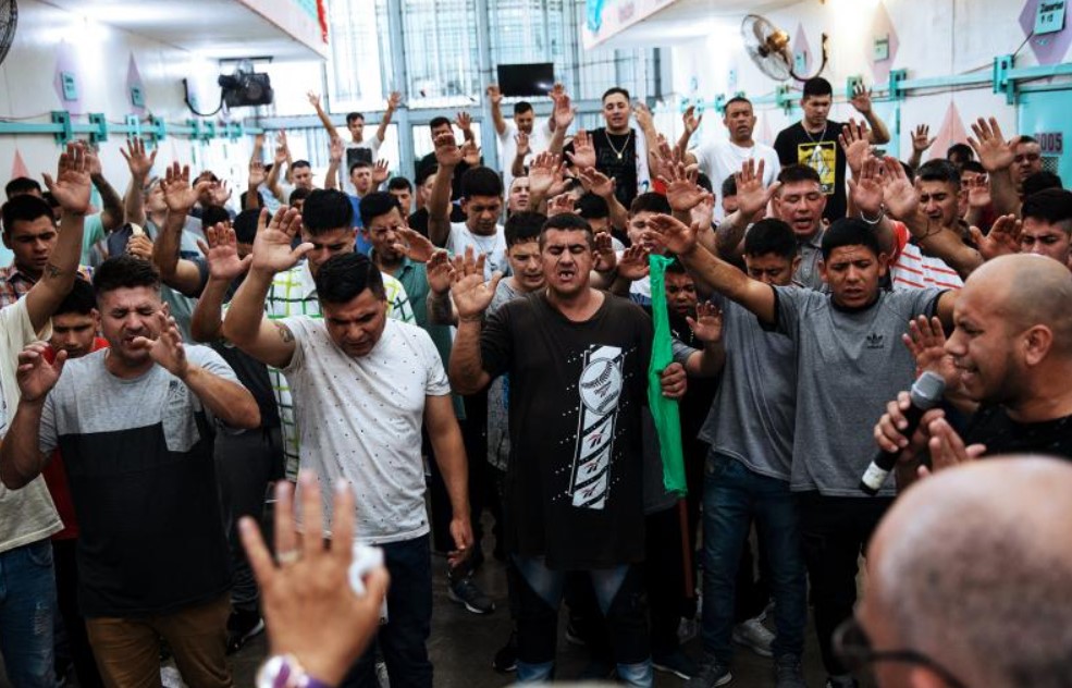 Presos oram dentro de cadeia evangélica da Unidade Penal de Pinero, província de Santa Fé, Argentina.