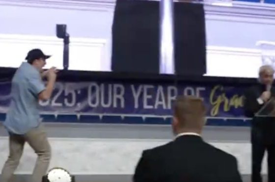 Vídeo mostra influenciador interrompendo Benny Hinn: ‘Falso profeta’