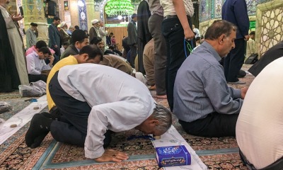 Muçulmanos oram em mesquita durante o Ramadã