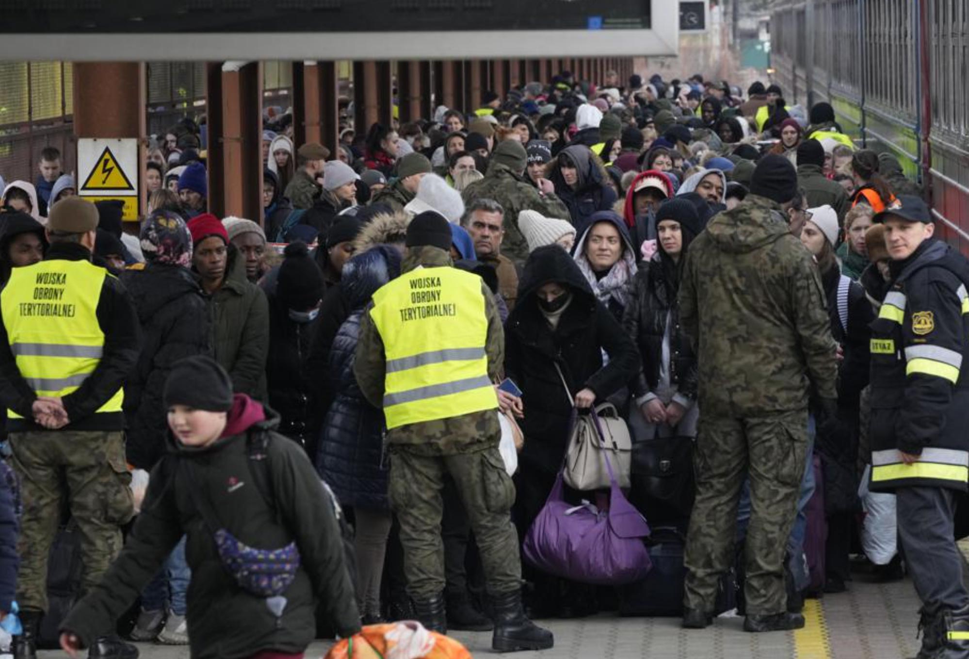 Refugiados ucranianos chegam a fronteira com a Polônia