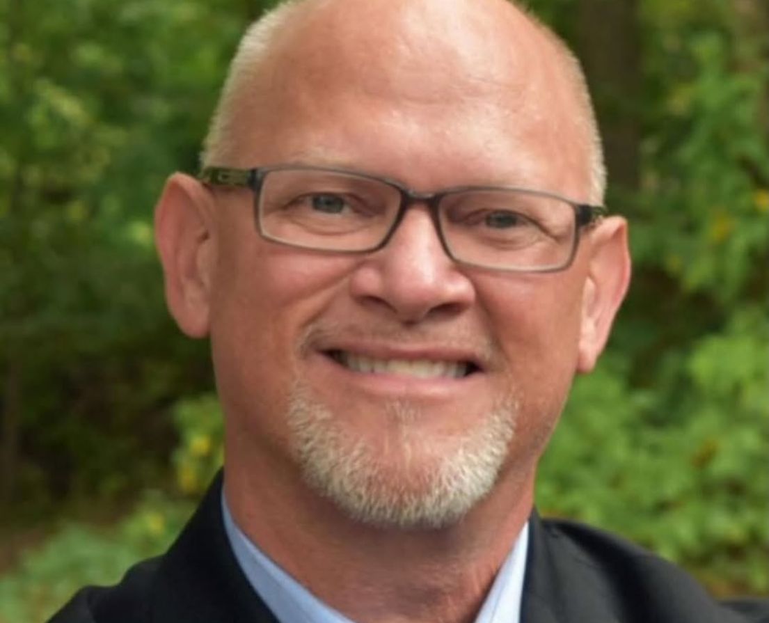 Pastor Robert Steele morre após passar mal na igreja