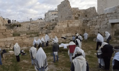 Sacerdotes oram em antiga cidade