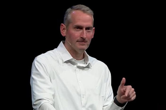 Pastor admite ‘relacionamento impróprio’ com outro homem