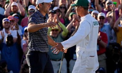 Scottie Scheffler abraça seu caddie Ted Scott depois de vencer o torneio de golfe Masters