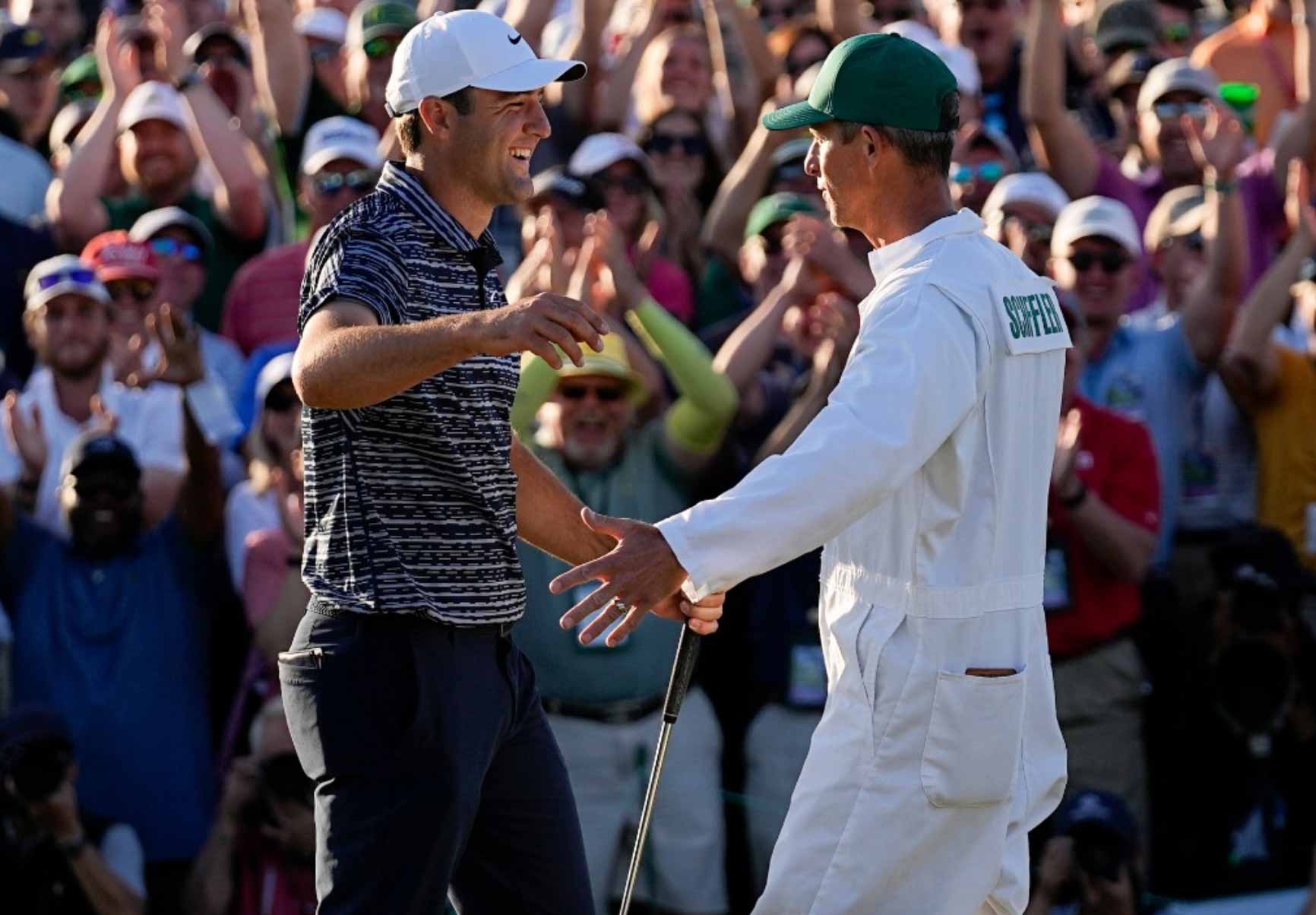 Scottie Scheffler abraça seu caddie Ted Scott depois de vencer o torneio de golfe Masters