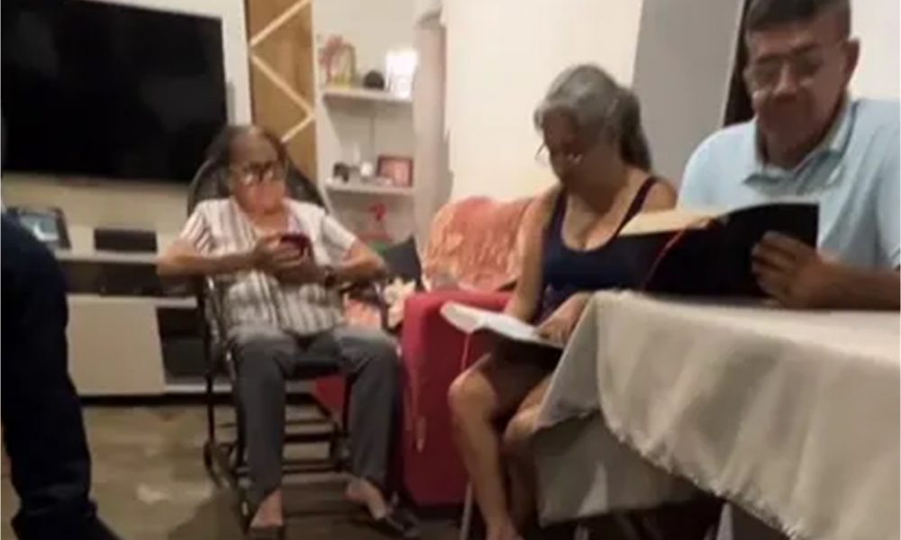 Casal inspira ao celebrar 10 anos de leitura diária da Bíblia: "Palavra é disciplina"