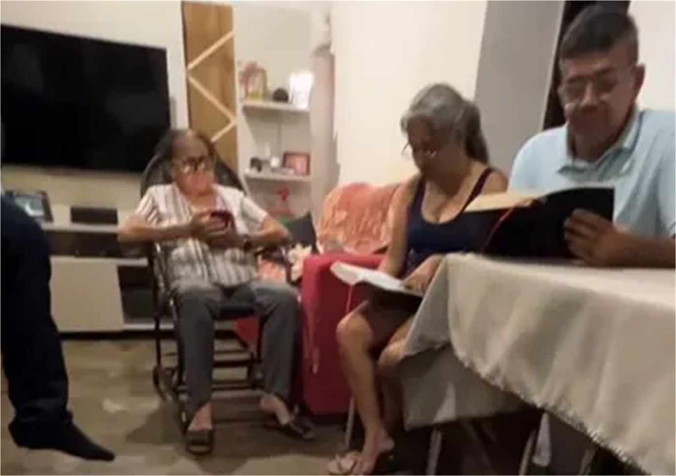Casal inspira ao celebrar 10 anos de leitura diária da Bíblia: "Palavra é disciplina"