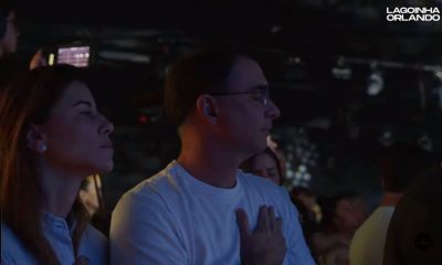 Flávio Bolsonaro se reconcilia com Deus em culto na Lagoinha