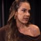 Durante participação no podcast Alt Tabet, do canal UOL, nesta terça-feira (09 de julho), a apresentadora Silvia Abravanel manifestou críticas à decisão do SBT de abrir espaço para programas evangélicos em sua grade. Filha de Silvio Santos, fundador da emissora, Silvia defendeu que o canal deveria refletir a pluralidade religiosa do Brasil, evitando favorecimentos a uma única vertente de fé. Ao comentar a atual programação, Silvia afirmou: “O dono da emissora era judeu. Vários pastores chegaram a entrar em contato com ele, querer comprar horário, tudo. Ele era judeu”. Em seguida, mencionou que algumas de suas irmãs são evangélicas e reconheceu a presença recente de conteúdos religiosos: “De repente, pode abrir um espaço ou outro, como foi feito agora no final do ano, que foi muito maravilhoso. Eu acho que Deus sempre é bem-vindo em toda a programação, mas inflar demais não agrada a todos os públicos”. A declaração foi feita poucas semanas após a estreia do quadro "Bom Dia Esperança", exibido no telejornal Primeiro Impacto, com apresentação do pastor Deive Leonardo. A atração, com duração de cinco minutos, estreou no dia 26 de maio e tem como proposta a exibição de mensagens cristãs de fé e esperança. Deive Leonardo é um dos pregadores evangélicos mais populares do país nas redes sociais, com forte presença entre o público jovem. Silvia reforçou que a emissora deve buscar equilíbrio: “Porque não são todas as pessoas que vão assistir, não são todas as pessoas que vão seguir aquilo. Hoje em dia tem 1 milhão de religiões no Brasil. As pessoas não sabem nem mais que religião que elas estão. Quando você segue uma religião, uma doutrina, sim, mas não são todos os públicos”. A apresentadora já havia demonstrado incômodo com decisões tomadas pela emissora em outras ocasiões. Em março, durante entrevista ao influenciador Lucas Selfie, ela criticou a possível aquisição do reality musical The Voice pelo SBT e direcionou comentários ao diretor Boninho, da Globo: “Ele nunca me deu oportunidade. Eu o chamei para ver meu trabalho, e ele ignorou”. O debate sobre a inserção de conteúdos religiosos em emissoras abertas envolve temas como liberdade de expressão, laicidade do Estado e a diversidade cultural e espiritual brasileira. Dados do Censo 2010, do IBGE, indicavam que 22% da população brasileira se declarava evangélica, número que tem crescido significativamente nas últimas décadas. Ainda assim, o Brasil mantém em sua Constituição o princípio da liberdade religiosa e respeito às diferentes crenças (Art. 5º, inciso VI). Em meio às discussões, muitas vozes no meio cristão defendem que o espaço na mídia é uma ferramenta legítima para a evangelização, como aponta o apóstolo Paulo em Romanos 10:17: "De sorte que a fé é pelo ouvir, e o ouvir pela palavra de Deus." Contudo, há quem defenda que o uso dos meios públicos deve considerar também o respeito à audiência plural e aos diferentes segmentos da sociedade.