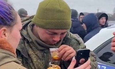 Soldado russo chorando ao falar com a mãe