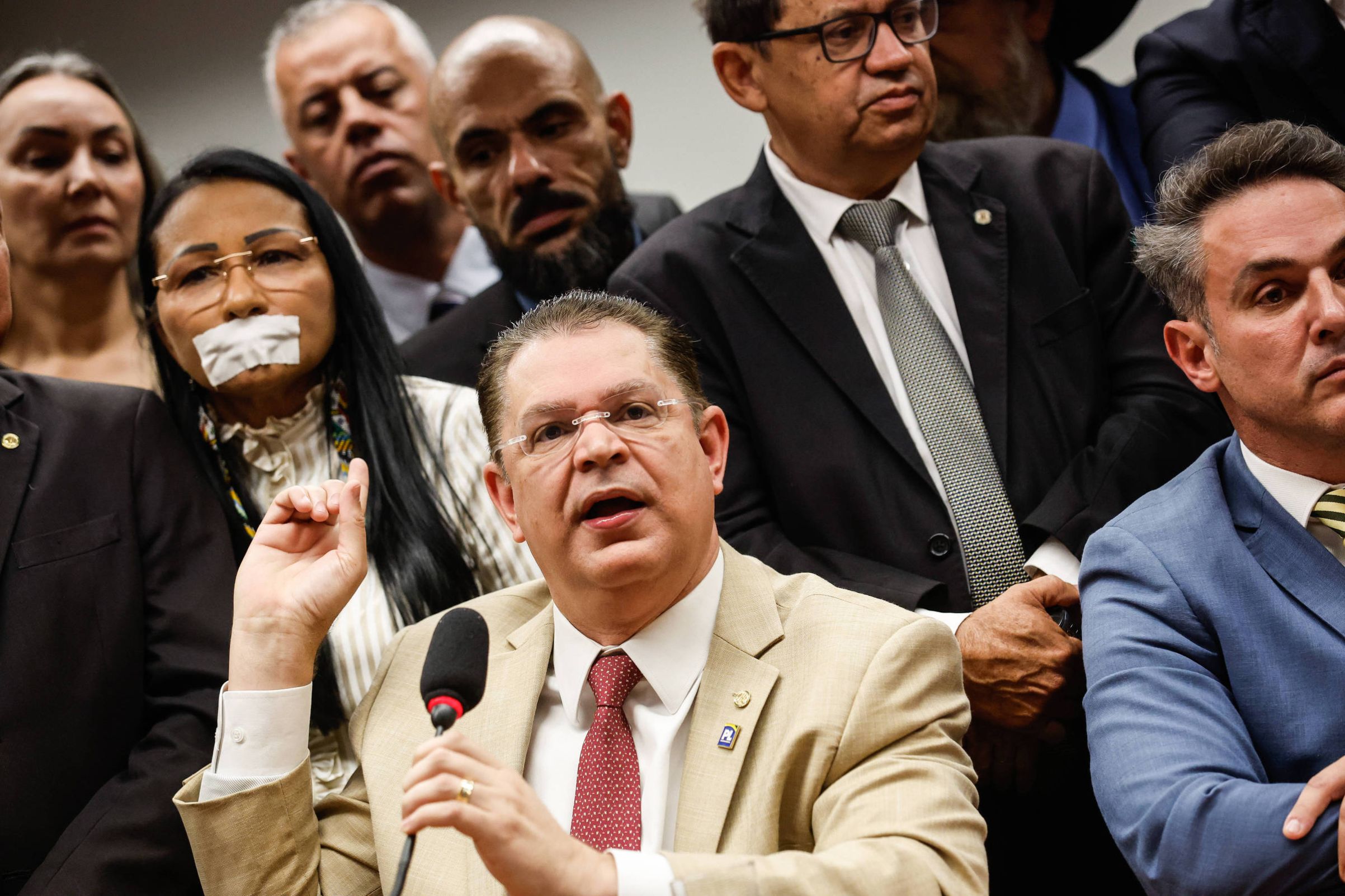 Anistia: Projeto de Sóstenes busca liberar Bolsonaro para 2026