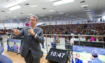 ‘Deus não abandona nenhum filho’: Tarcísio visita Igreja Mundial e leva palavra