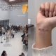 Igreja estimula tatuagem e fiéis fazem fila; Assista
