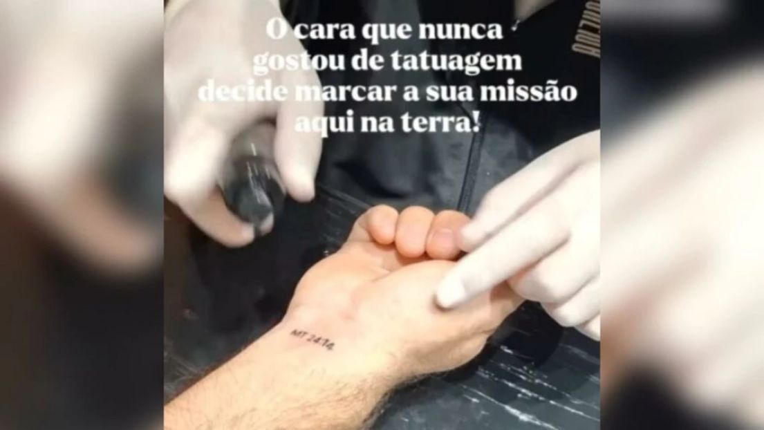 Pastor se defende de críticas após sessão de tatuagem em igreja