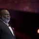 TD Jakes nega acusação de ter tentado beijar pastor de jovens