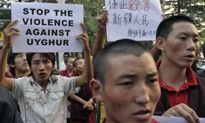 Em foto de 2009, tibetanos exilados protestam a favor de uigures, na Índia