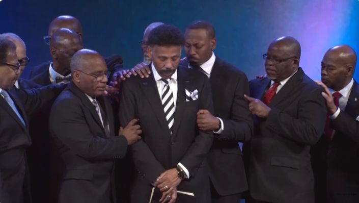 Um ano após disciplina, Tony Evans é restaurado ao ministério