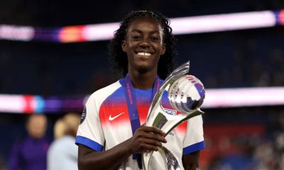 Atacante cristã da Inglaterra é eleita revelação e agradece a Deus