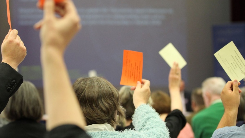 Uma votação em uma reunião da Igreja no País de Gales.