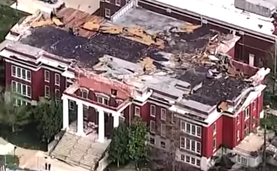 Universidade atingida por tornado