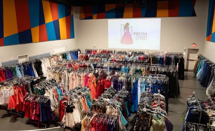 ‘Cercada de amor’: igreja doa vestidos de formatura a jovens