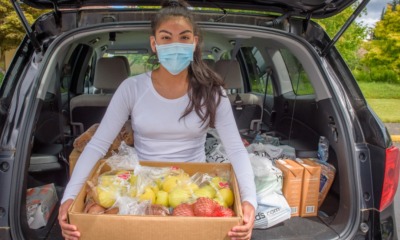 Jovem com alimentos para doação