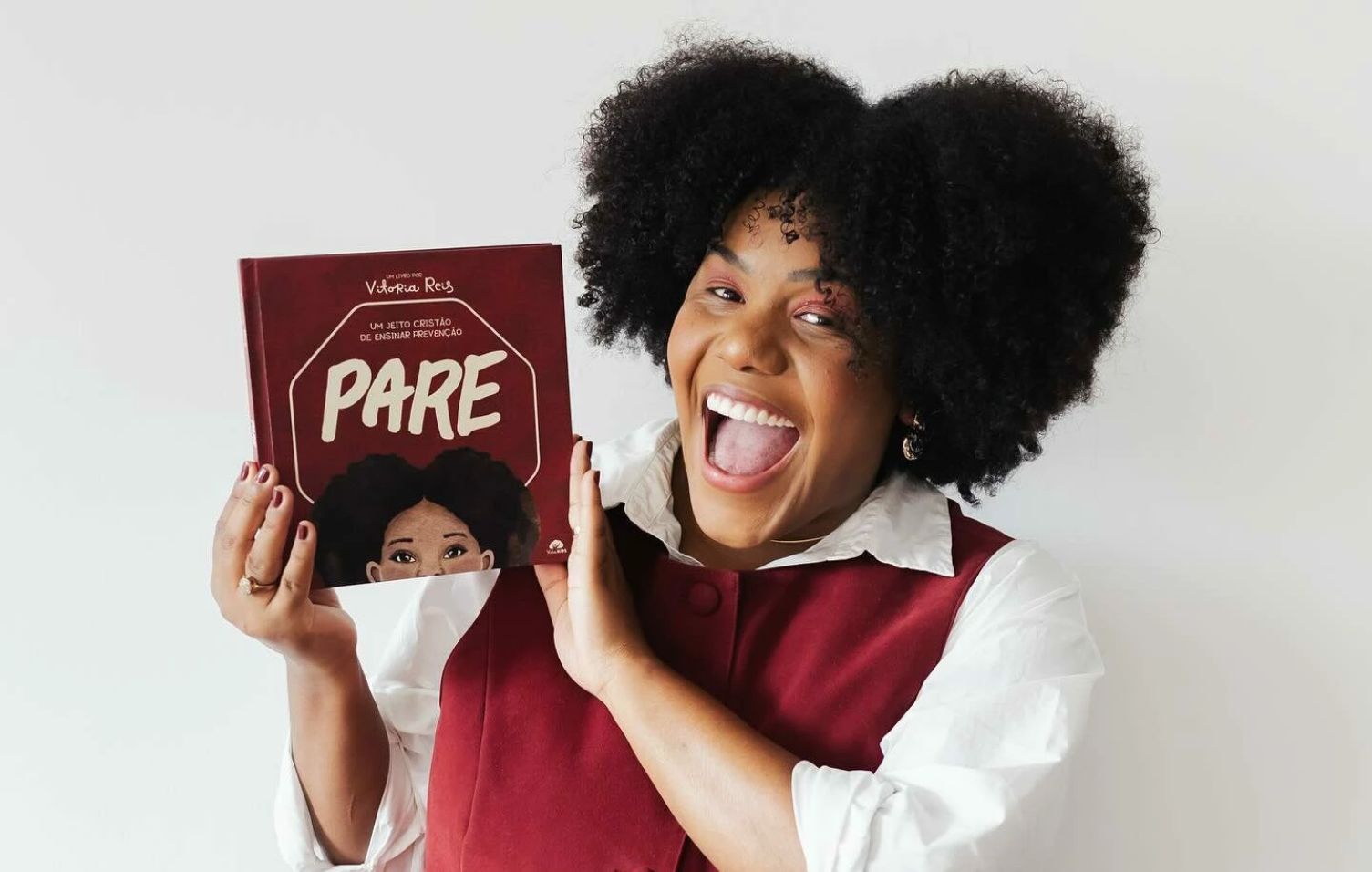 Vitória Reis lança livro infantil ‘Pare’ com foco na proteção contra abusos