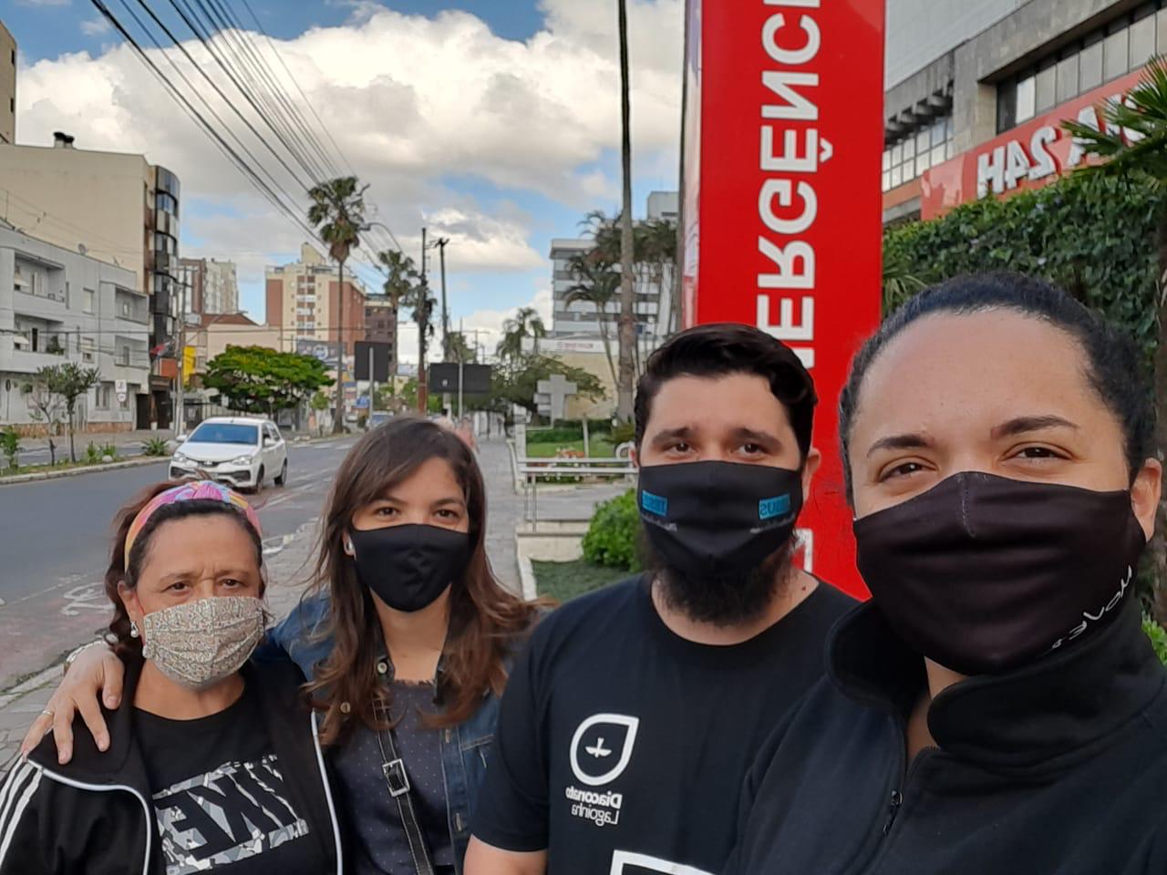 Voluntários do Doutores em Rede orando