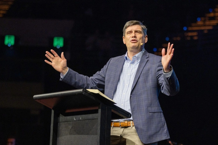 Neto de Billy Graham cobra evangelismo junto a jovens ‘espiritualmente famintos’